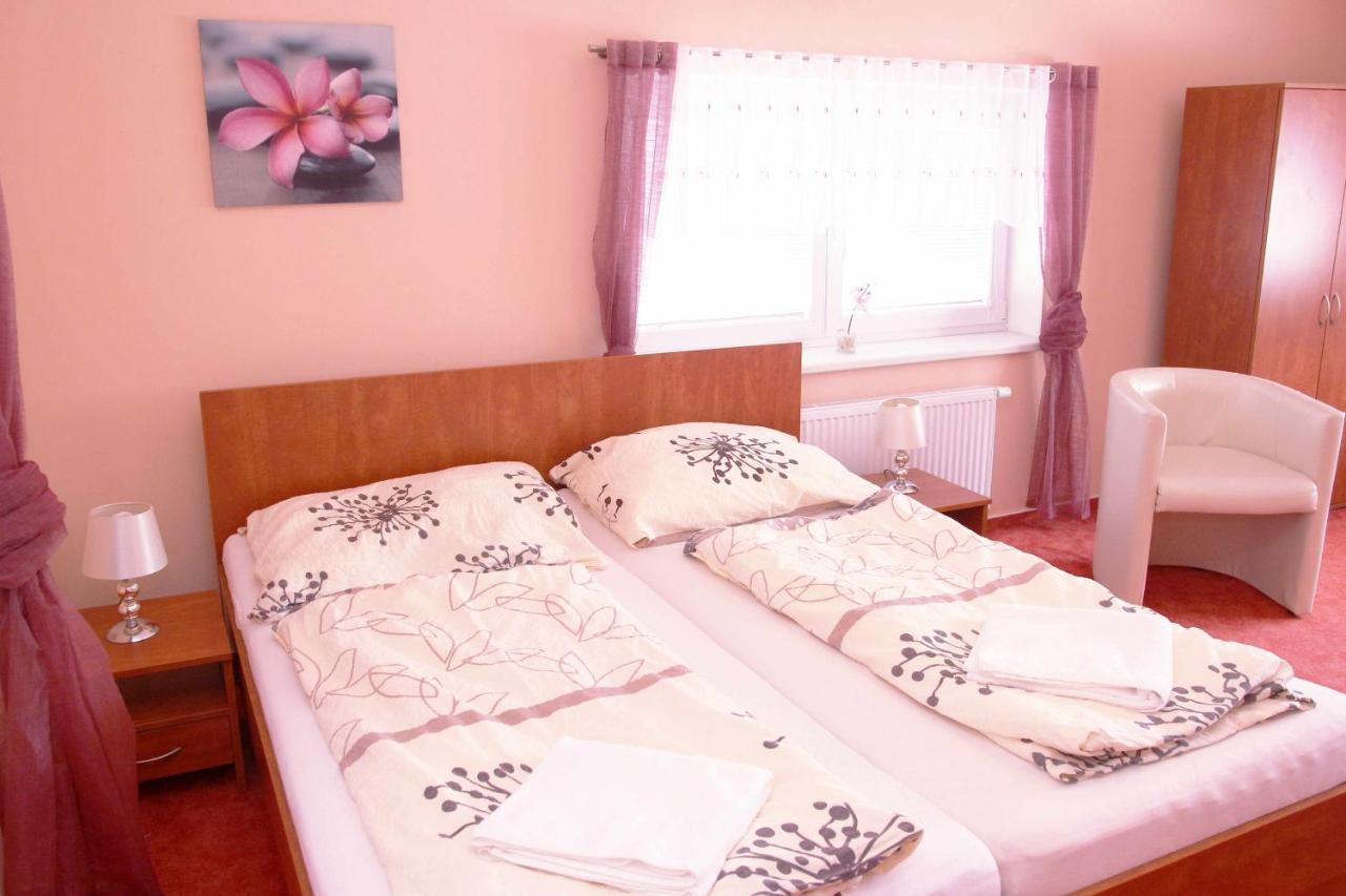 Cerny Kocour Apart Hotel Sarovy Esterno foto